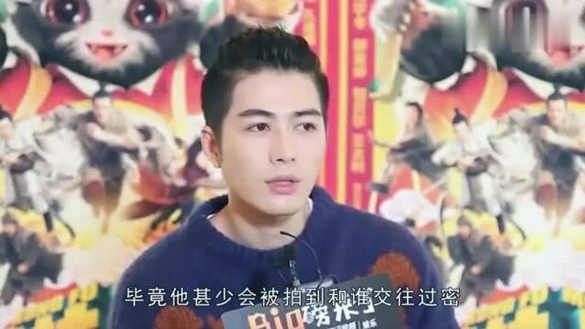 近日有记者曝光了陈学冬与两位美女夜游的照片,正脸不敢看!