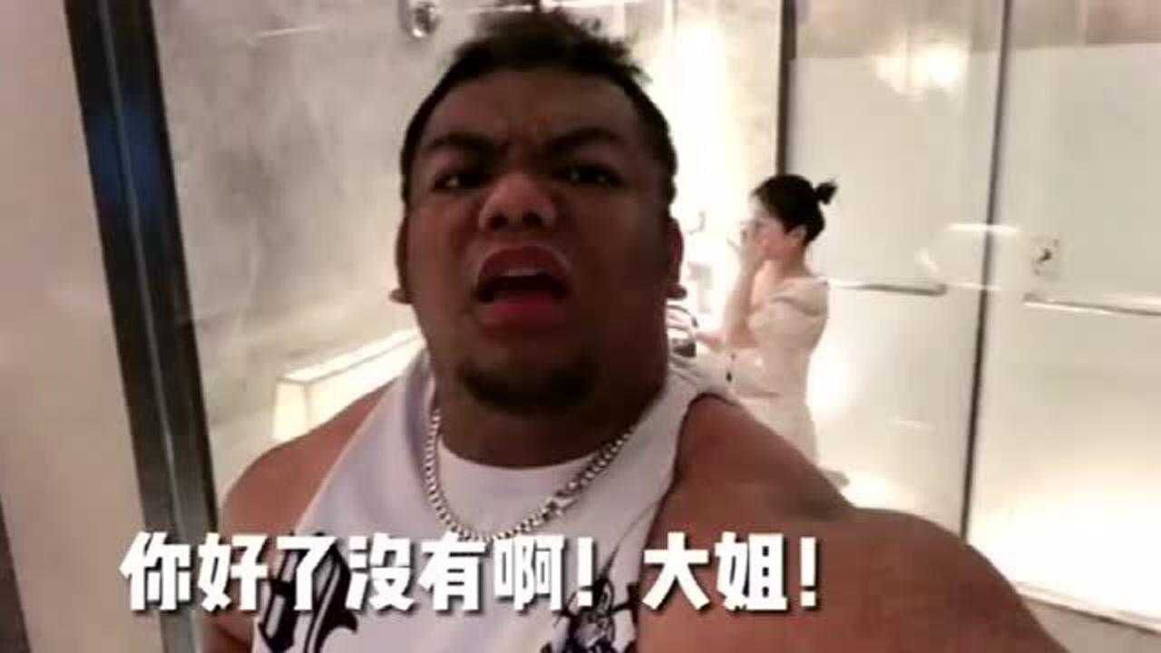 马来西亚大黑哥催促老婆出门,后果严重,练肌肉就为了这个吧?