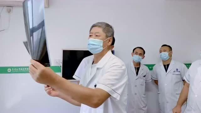 双膝骨性关节腿疼怎么办?黑龙江依兰中德骨科医院王毅主任为患者阅片