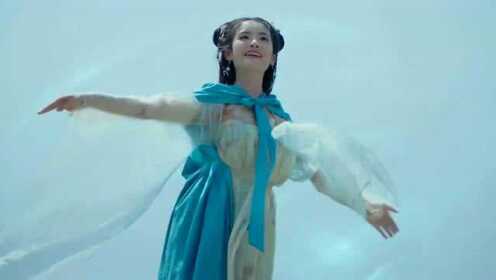 姑娘从天而降,身着一袭白纱惊艳全场,小伙看痴了眼