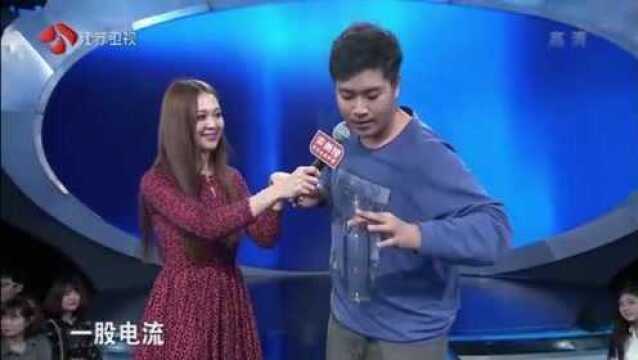 非诚:小伙现场表演魔术,竟用嘴吹爆玻璃瓶,孟非忍不住这样夸赞!