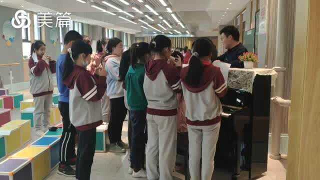 音乐教室里传来动听的乐曲,洪山实验小学601班的孩子们正在吹奏陶笛!