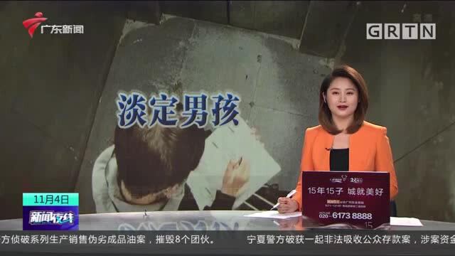 苏州:男孩被困电梯 仍淡定做作业