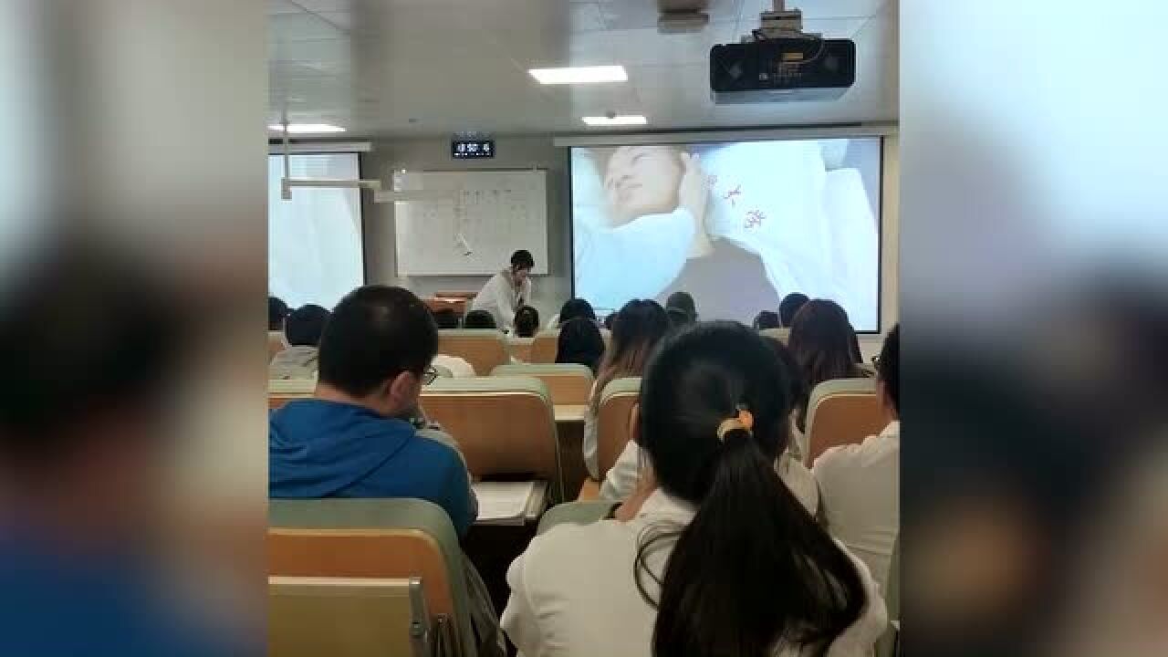 医学院美女老师上课时拿男生做示范,摸到脸后学生娇羞的表情笑喷网友