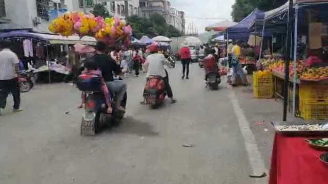 实拍广西灵山县石塘镇,街上两边摆摊位好多,你知道都有什么东西卖吗