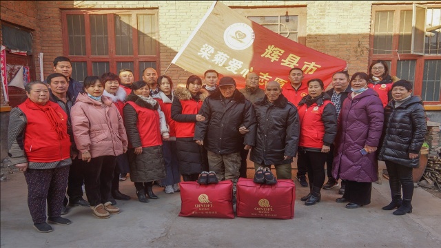 辉县宣传部携梁菊爱心团队,守护夕阳红暖冬行动.李勇全程赞助.