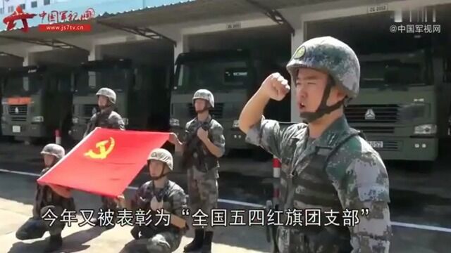 军媒:解放军驻港部队军车在香港街头行驶,密集的车流中,解放军车队非常显眼!