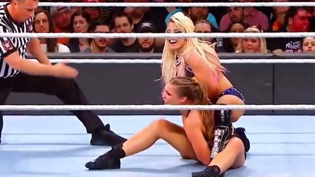 WWE:大意后的罗西被小妖精布里斯得逞,心疼罗西