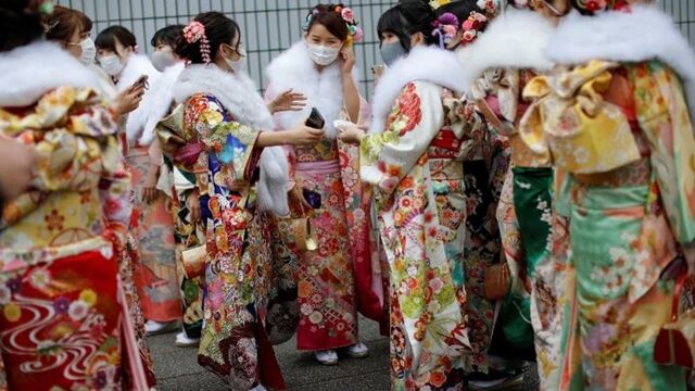 果然视频 | 不顾严寒,日本女孩穿和服参加成人礼