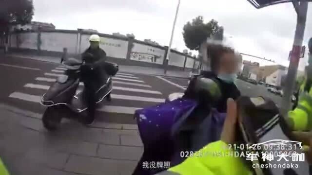 女子不戴头盔驾驶无牌电动车被查,被制止后咬了民警一口