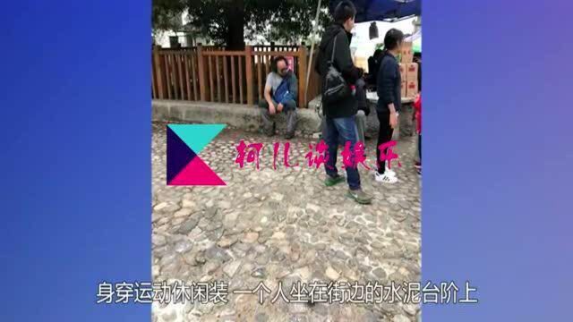 不能相信!49岁窦唯现身古村落被巧遇,形象全无坐石阶