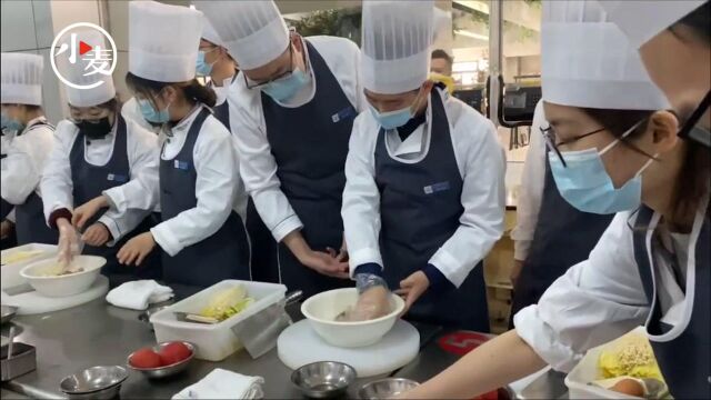 高校开设烹饪选修课师生换装齐上阵,学生:感觉做菜挺难的