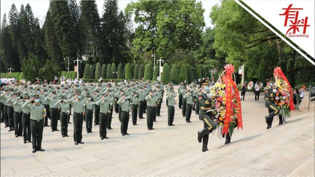 广东省军区直属单位官兵祭奠革命先烈:手持献花静默肃立 追思先烈崇高品格