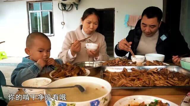 桃子姐卤两大锅脚爪,外加一桌菜,一家人吃得有滋有味