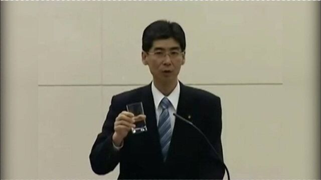 赵立坚说请日本官员先喝核废水,前日本官员真喝核废水时手颤抖!