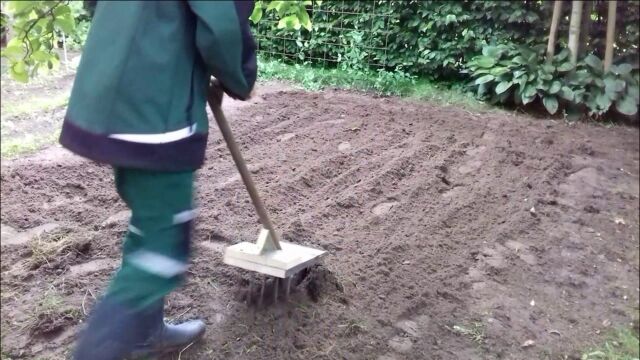 德国大叔发明“松土”神器,一天能松土6亩地,20元造一个