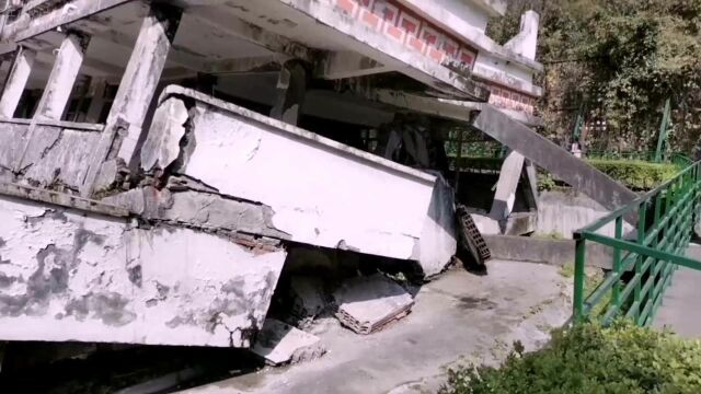 汶川大地震映秀小学遗址,虽然13年过去了,很多师生遗体长眠于此!