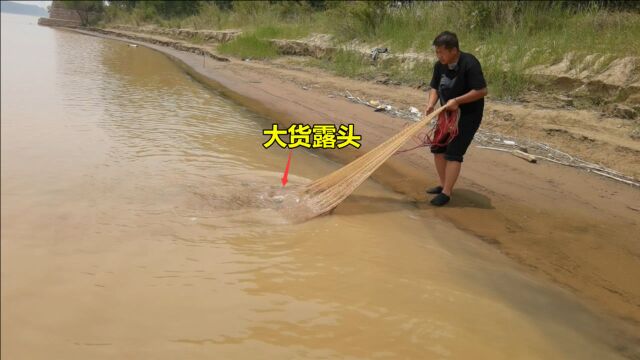 小伙黄河一网扣住大猛货,没想到全身湿透,手机都泡水了,也值了