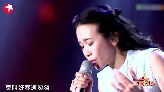 莫文蔚演唱《秋蝉》,歌声深情而又动听,费玉清台下都闭眼享受!