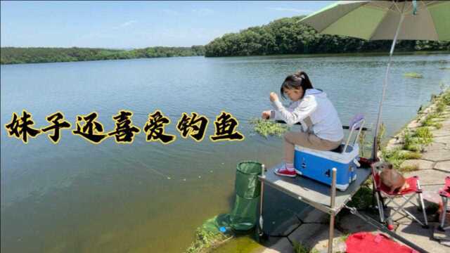 妹子自驾旅行还爱好钓鱼,这风景如画的大水库,看看收获如何?