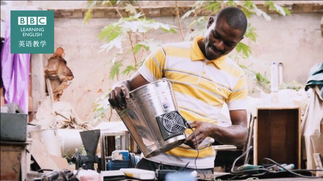 BBC英语大破解:多哥发明家制作节能炉灶可用煤渣烧饭 变废为宝