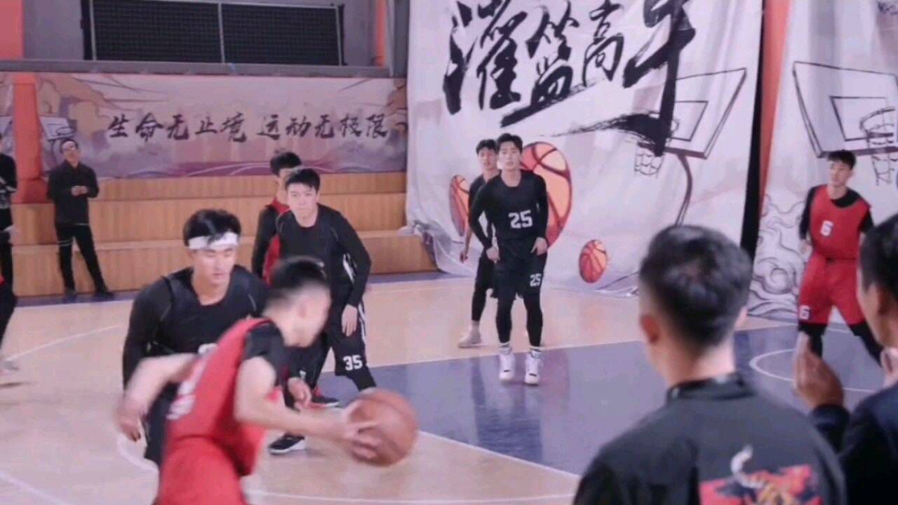 乔晶晶看于途打篮球比赛仿佛回到了高中时期依旧是那么的帅气