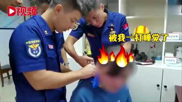 妈妈被男童用密码锁锁喉 妈妈回应:孩子已经打过了!近日,淮安一消防救援站内,一位女子脖子上挂着密码锁前来求助,称4岁儿子在玩耍时,将新买的...