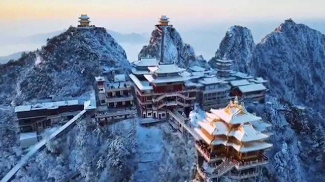 冷空气来袭!河南迎今年入秋首场降雪 老君山银装素裹梦幻如仙境