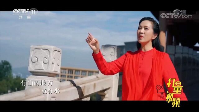 杨丽琼演唱玉溪花灯戏歌《情浓玉溪灯》,歌美景美