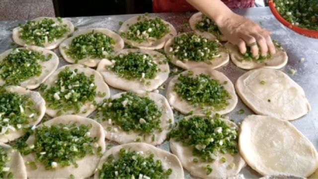 河南老牌葱油饼店,50年味道不变价不涨,有人想花30万买配方不卖