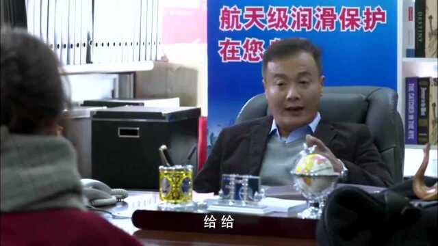 奇葩一家亲:俩女人搞事情,把老王逼到尿急,半道竟然掐起架