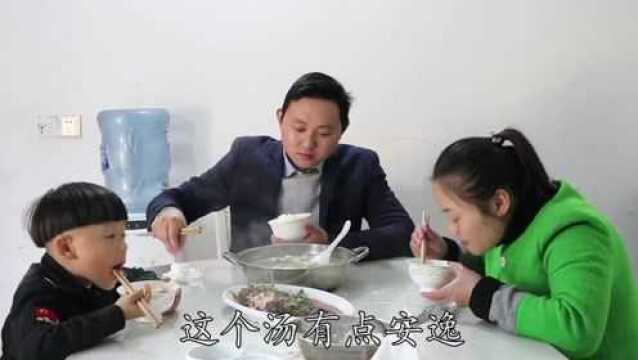 川菜师傅教你牛肉汤做法,加上两种特殊的香料,味道香浓特别好喝