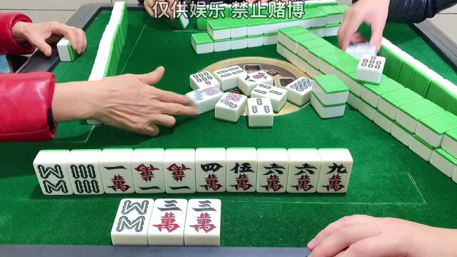 四川宜宾麻将:见万子摸不到,金钩钓伸手就来.