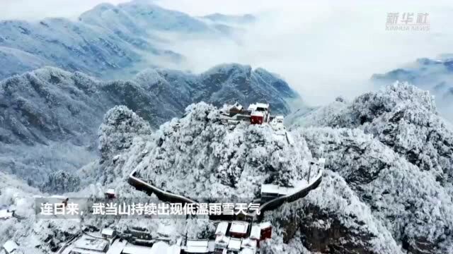 悬空险绝!一起来看武当山索道工扫雪除冰