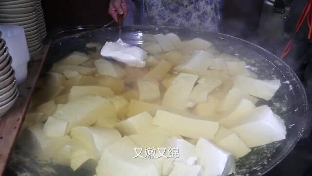 重庆最便宜的豆花饭,7元一份,米饭蘸料随便吃,一天能卖1000斤