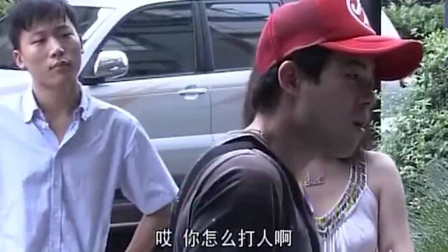 小混混欺负小区保安,公司老总要他下跪道歉