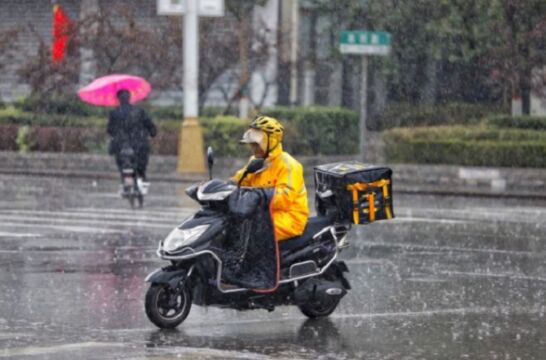 网传上海跑腿小哥一天赚1万元?小哥苦笑:太夸张了