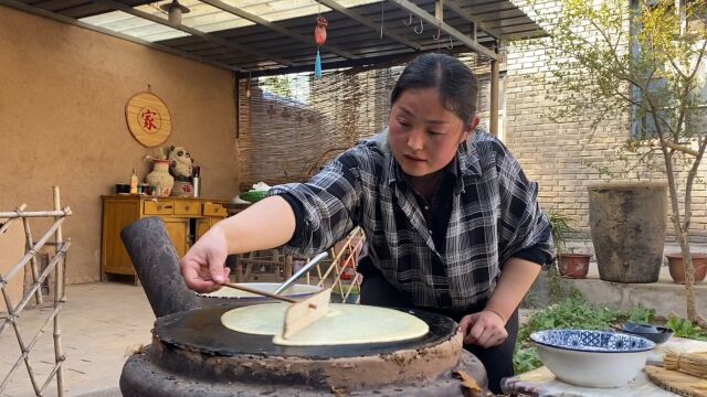 农村特色杂粮煎饼,祖辈流传下来的做法,金黄酥脆咬一口满嘴香