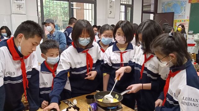 长沙一学校老师在课堂教学生现场做蛋炒饭:希望他们学有所用