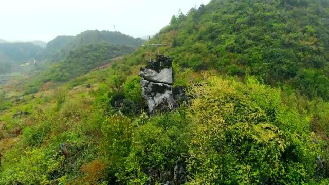 航拍贵州 金沙 岩孔上山《立石头》