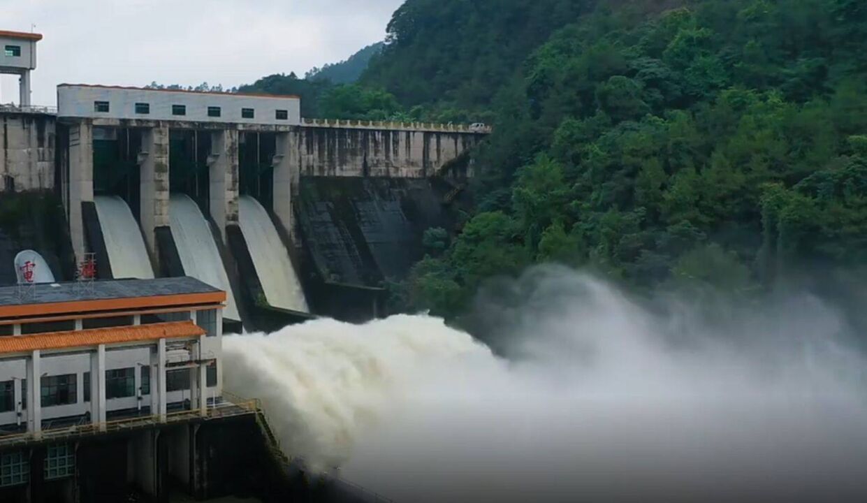 韶关锦江水库开闸泄洪确保安全度汛,水流奔涌而出犹如万马奔腾