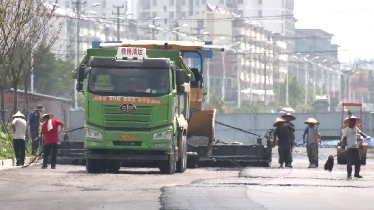 高温下的坚守:修路工人用汗水铺就便民大道