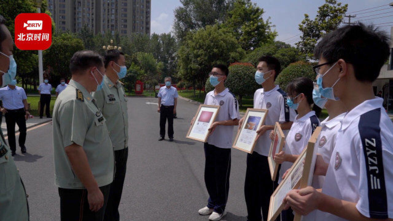 高考生带着大学录取通知书向武警报喜:感谢您三年来的资助!