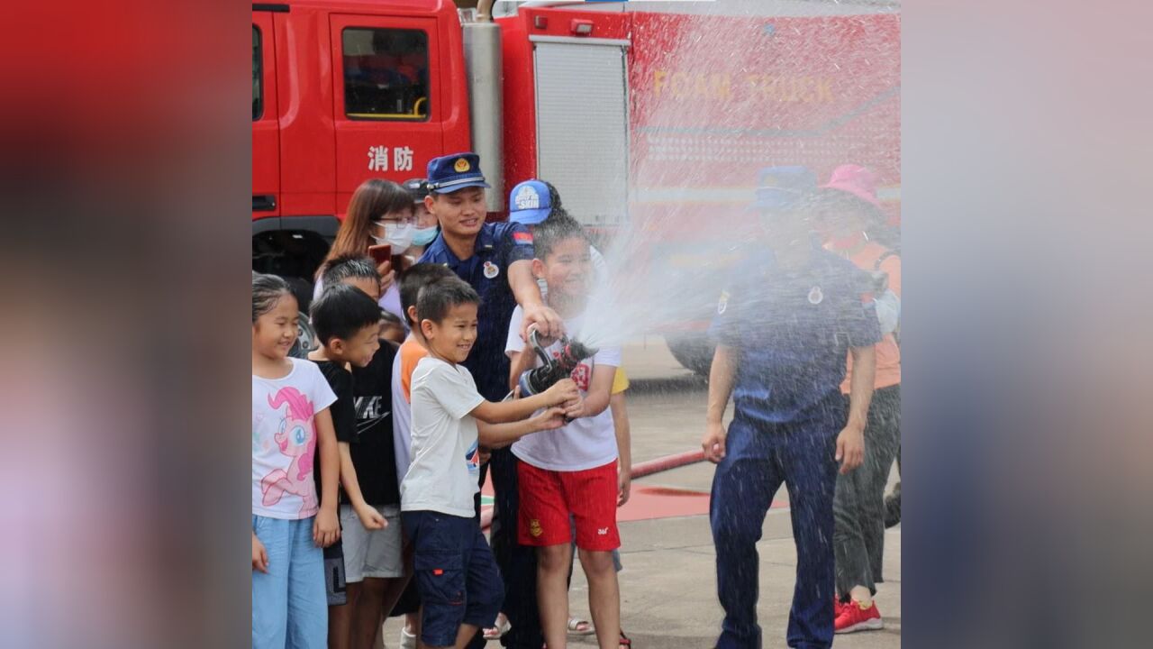 中山:消防站开放日,“蓝朋友”与小朋友零距离互动