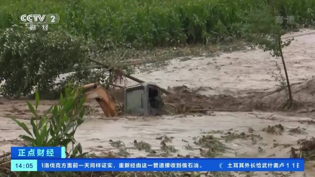 山西中阳:强降雨引发洪水半挂货车被冲走