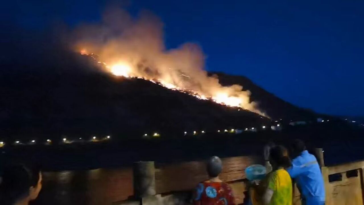 视频|重庆涪陵区江北街道所辖山林山火复燃,目击者:消防正在组织救援