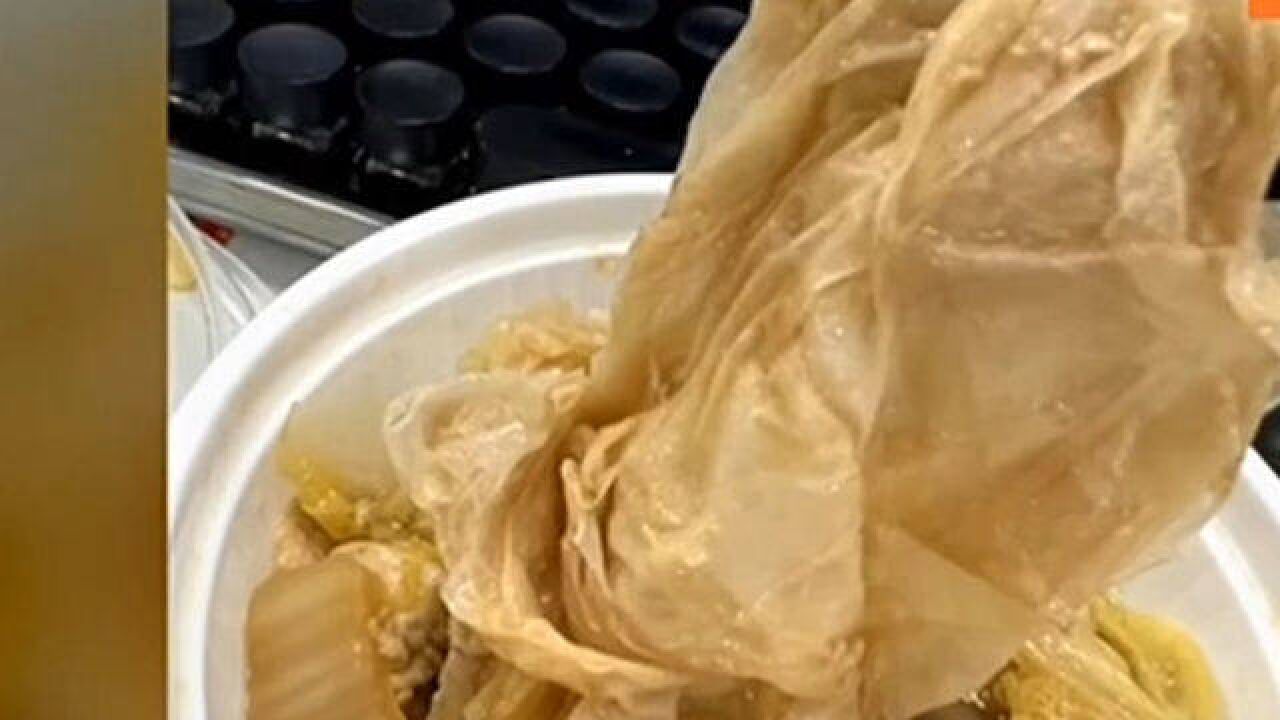 餐中吃出异物,消费者进行投诉,竟被商家报警