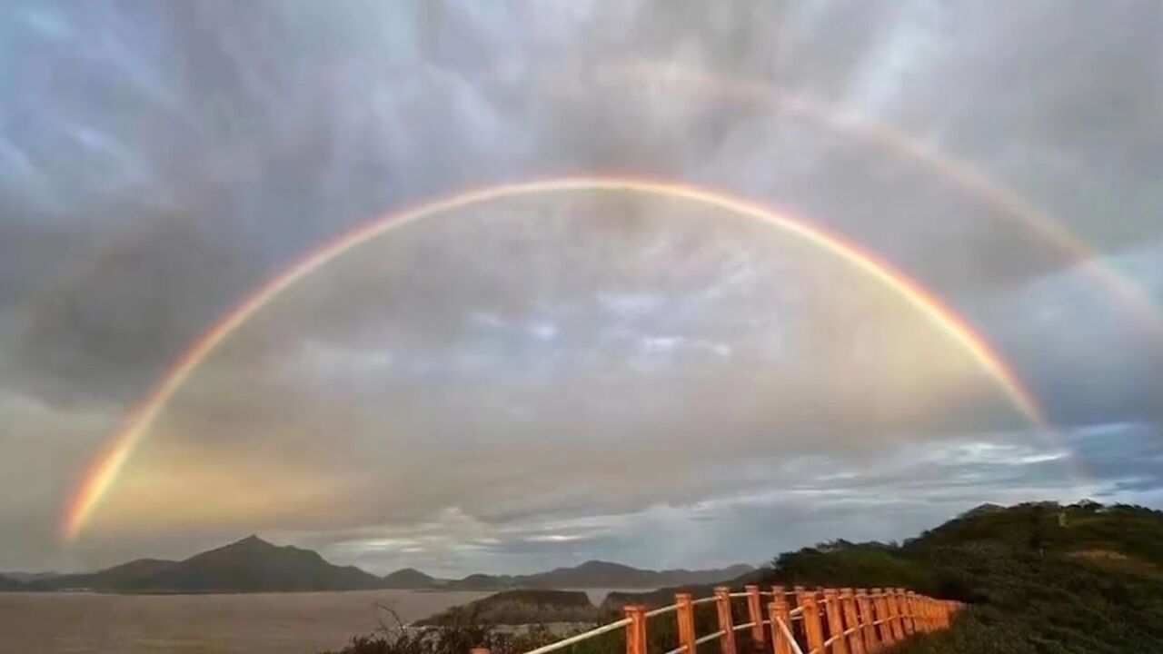 台风过后舟山普陀上空出现双彩虹:现场霞云漫天 巨大彩虹横跨山海