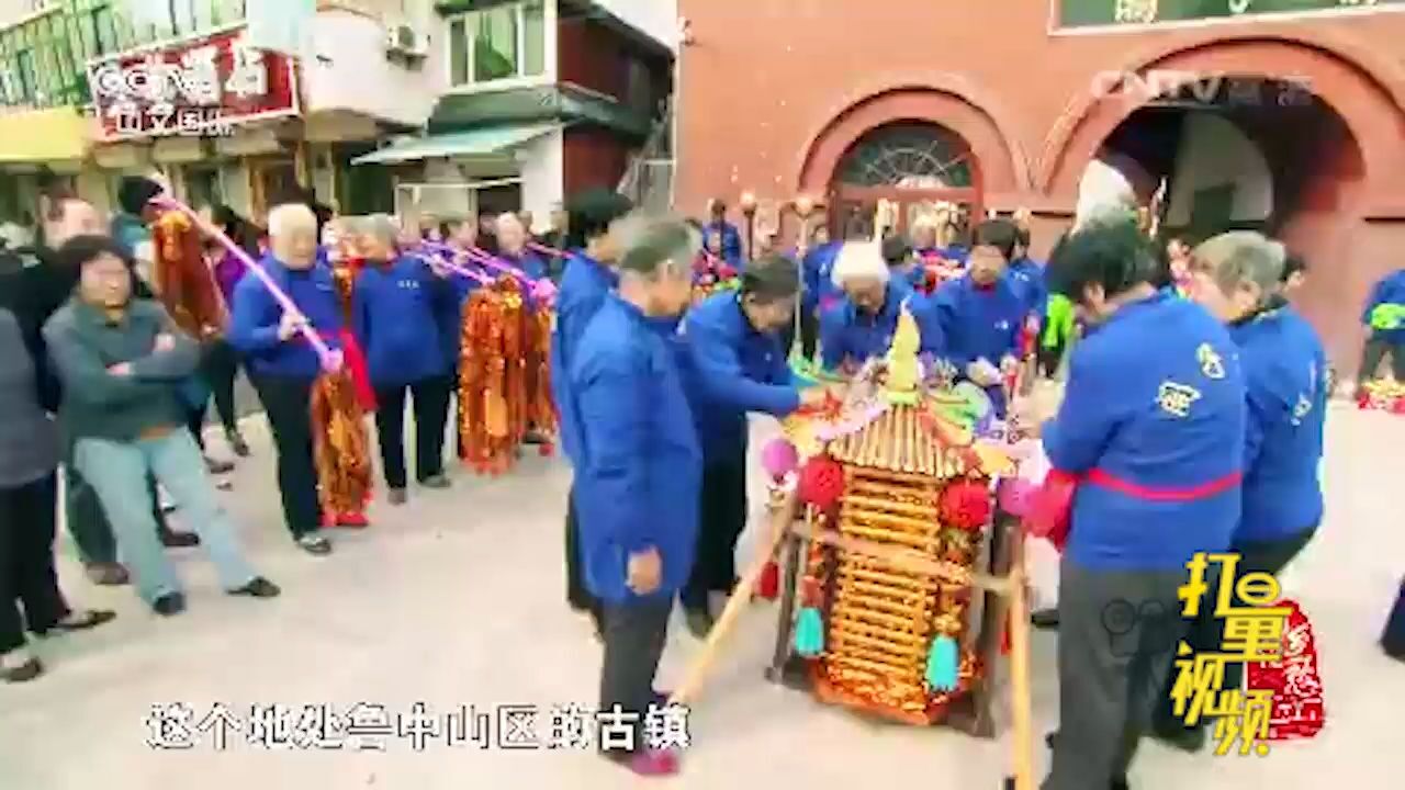 他们敲锣打鼓燃放鞭炮,用最热闹的方式参与这神圣仪式