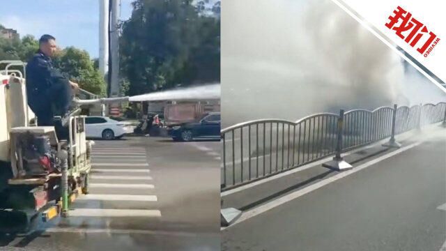 现场:河南商丘一轿车路上起火 洒水车秒变“消防车”将火扑灭